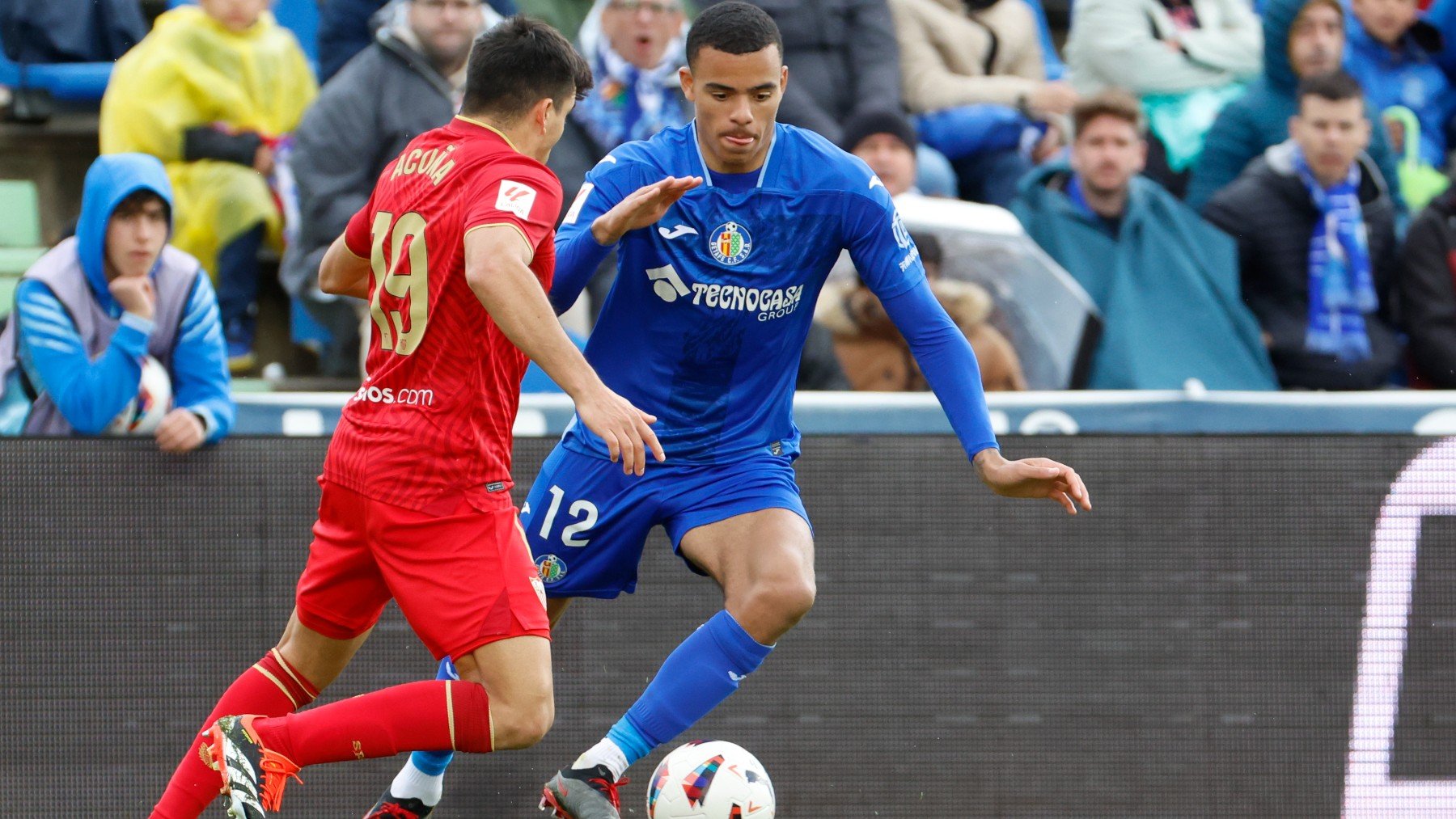 Acuña y Greenwood durante el Getafe-Sevilla. (EFE)