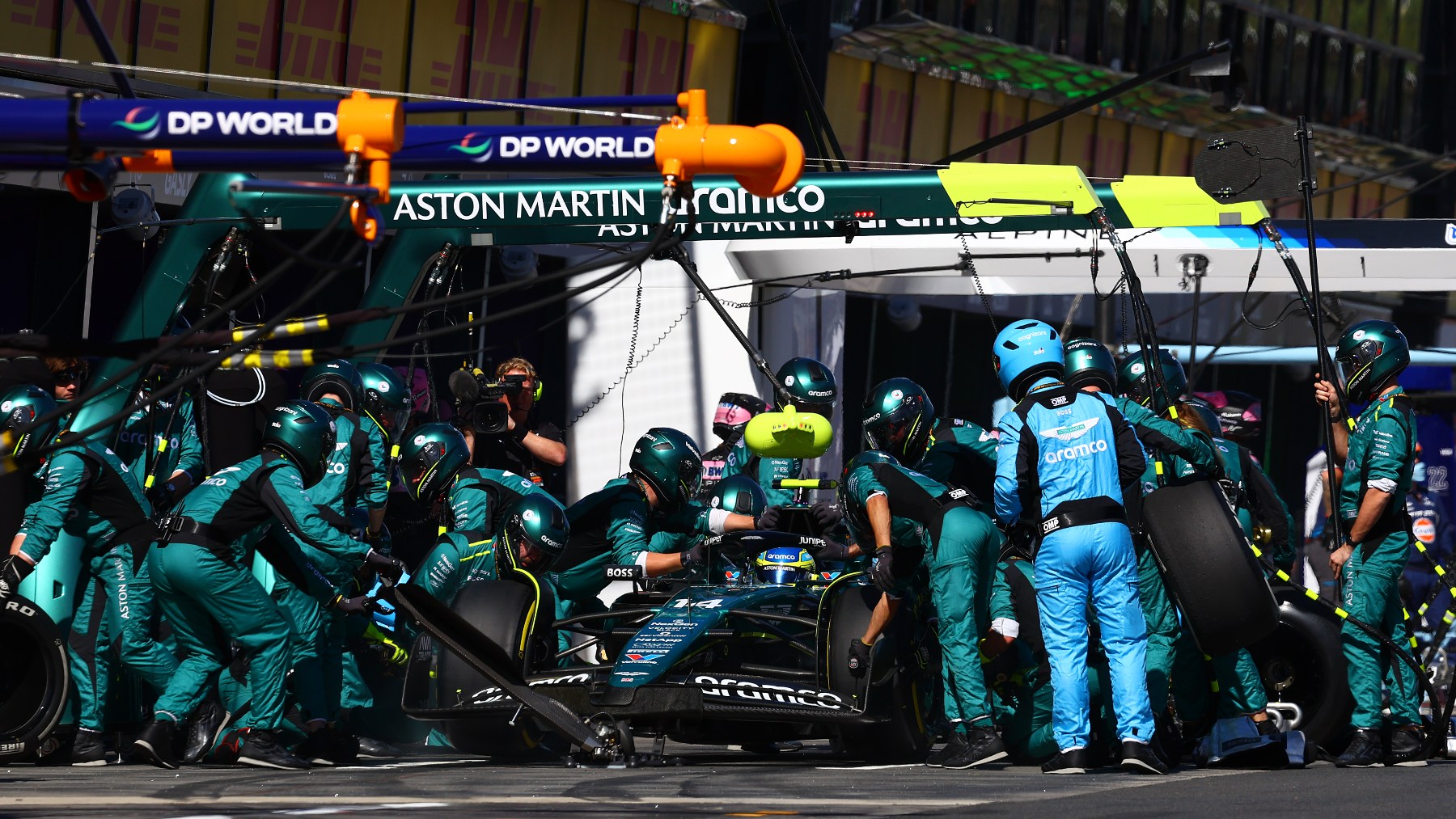 Los mecánicos de Aston Martin ponen a punto el coche de Fernando Alonso en Australia. (Getty)