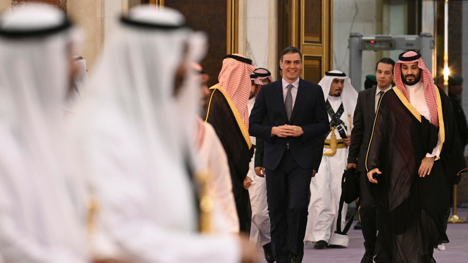 Pedro Sánchez junto al príncipe saudí. (Foto: EFE)