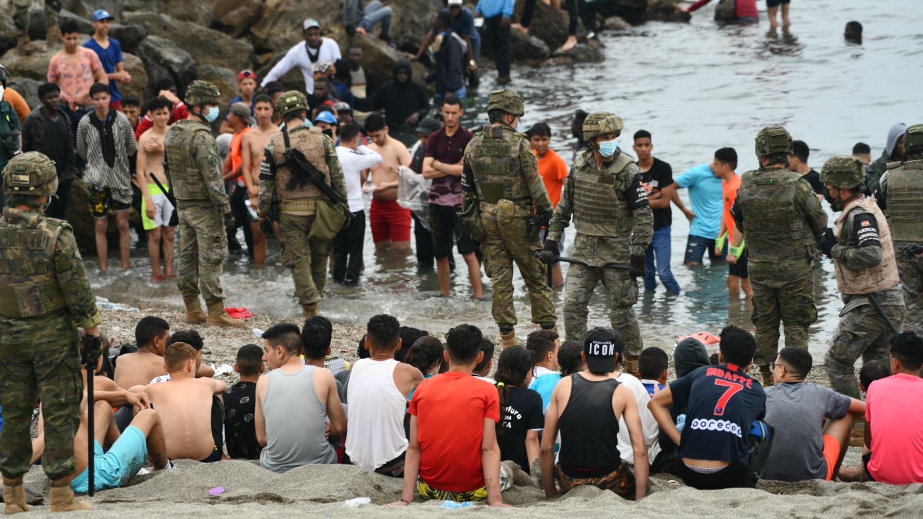 Militares del Ejército desplegados en Ceuta tras el asalto a la frontera en mayo de 2021 (EUROPA PRESS).