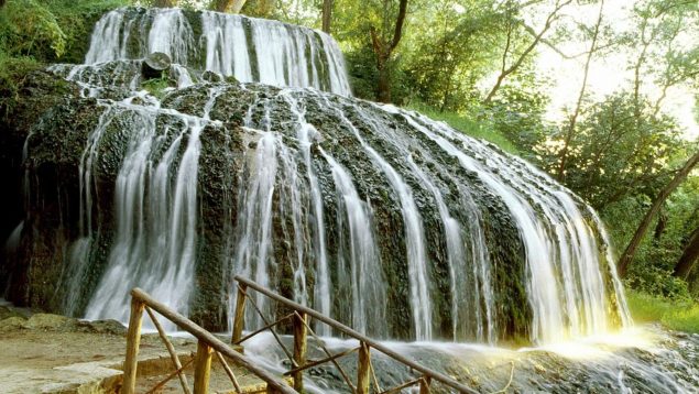 Parece Bali pero está mitad de camino de Madrid y Barcelona: cientos de cascadas ideales para ir en primavera