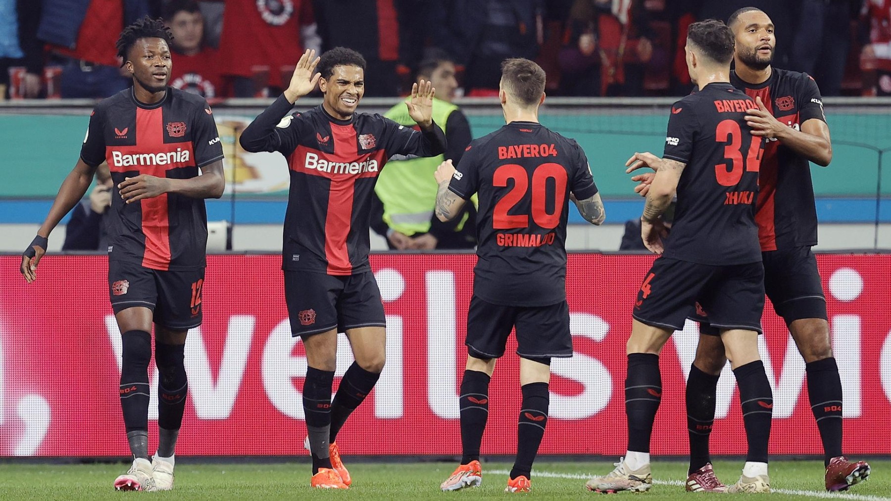 El Bayer Leverkusen celebra uno de sus cuatro goles ante el Düsseldorf. (EFE)