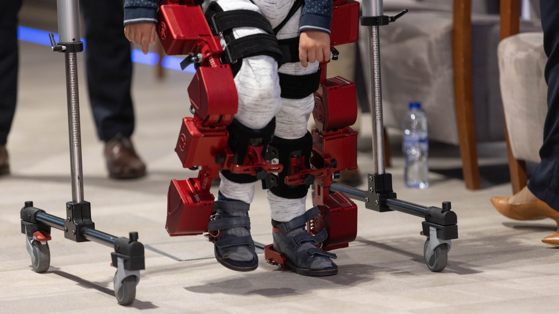Así es el exoesqueleto pediátrico español que devuelve el movimiento a niños con afecciones neurológicas