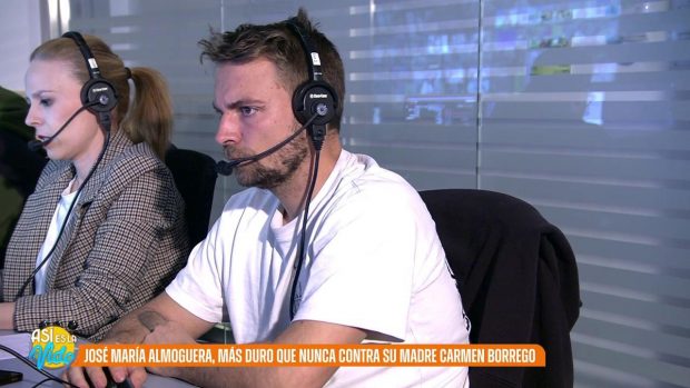 José María Almoguera, hijo de Carmen Borrego y sobrino de Terelu Campos, en la sala de control de Así es la vida. (Mediaset)