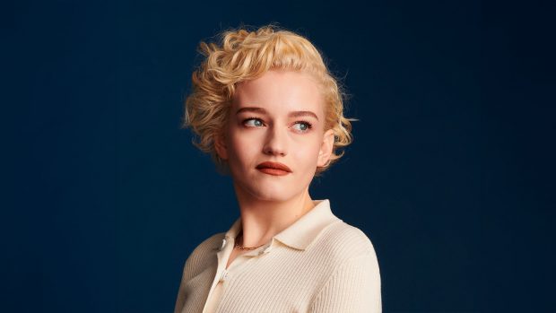 Julia Garner 