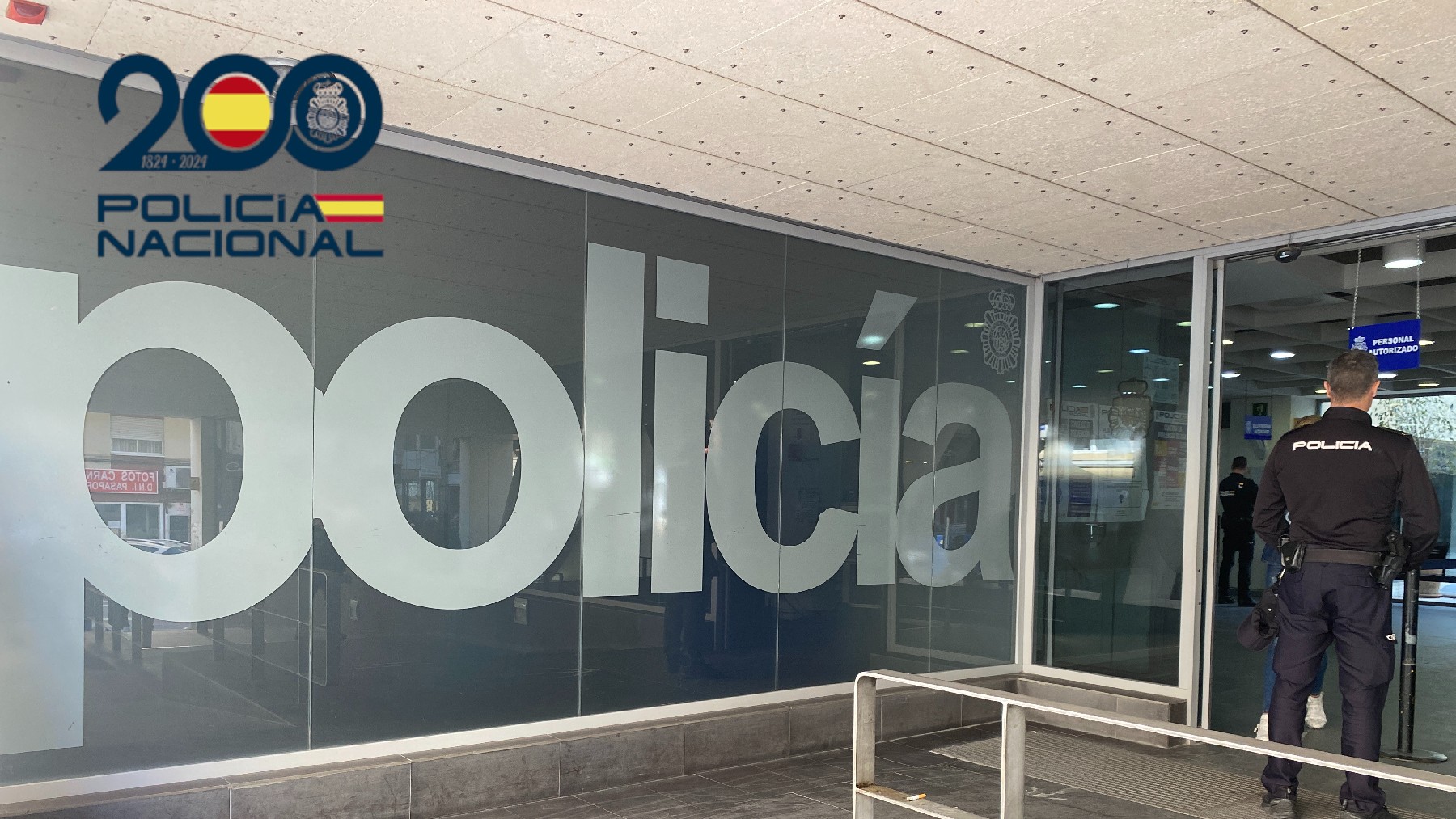 Un agente en la Comisaría Provincial de la Policía Nacional en Alicante.