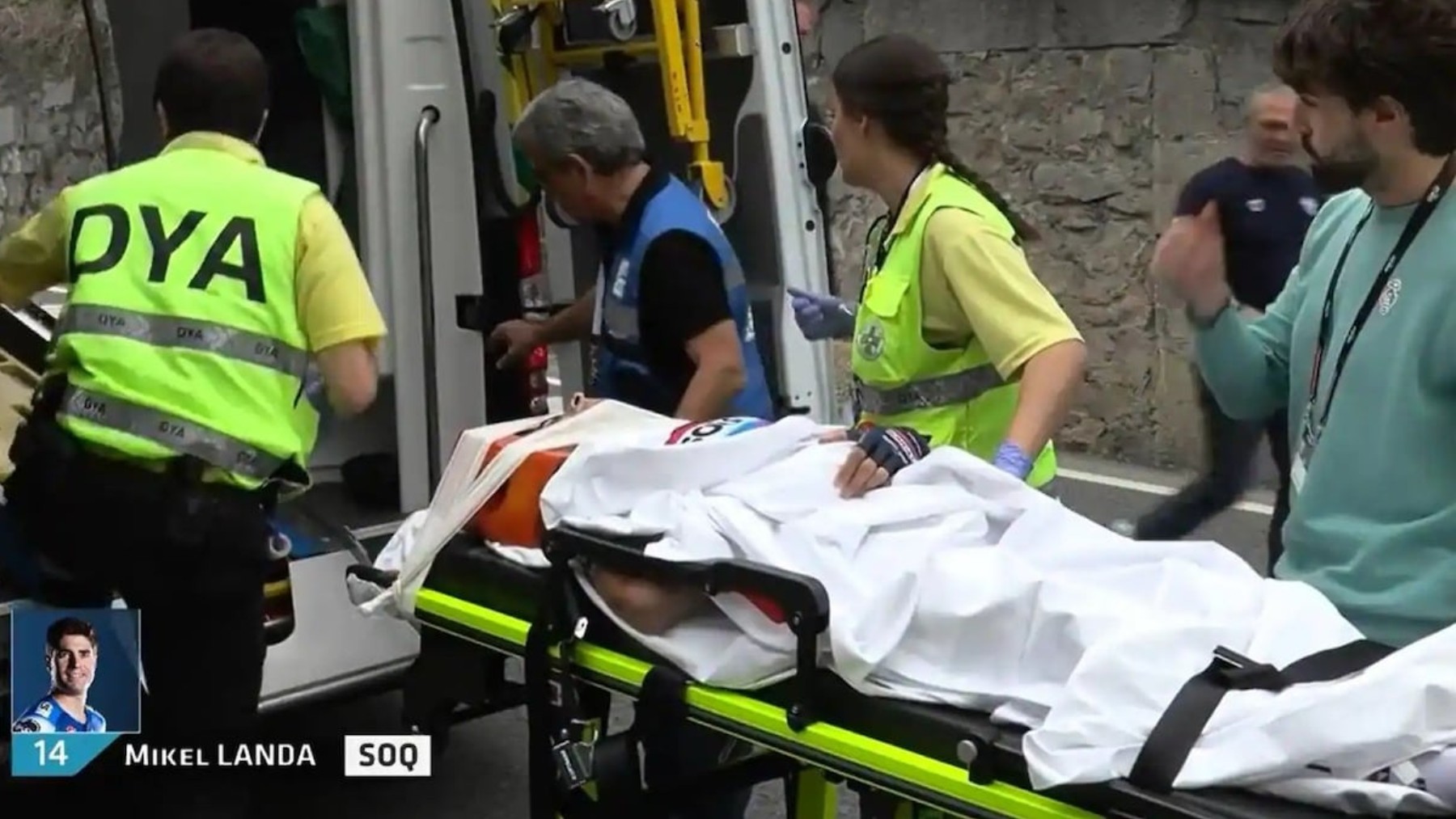 Mikel Landa, abandonando en ambulancia la Vuelta al País Vasco. (Eurosport)