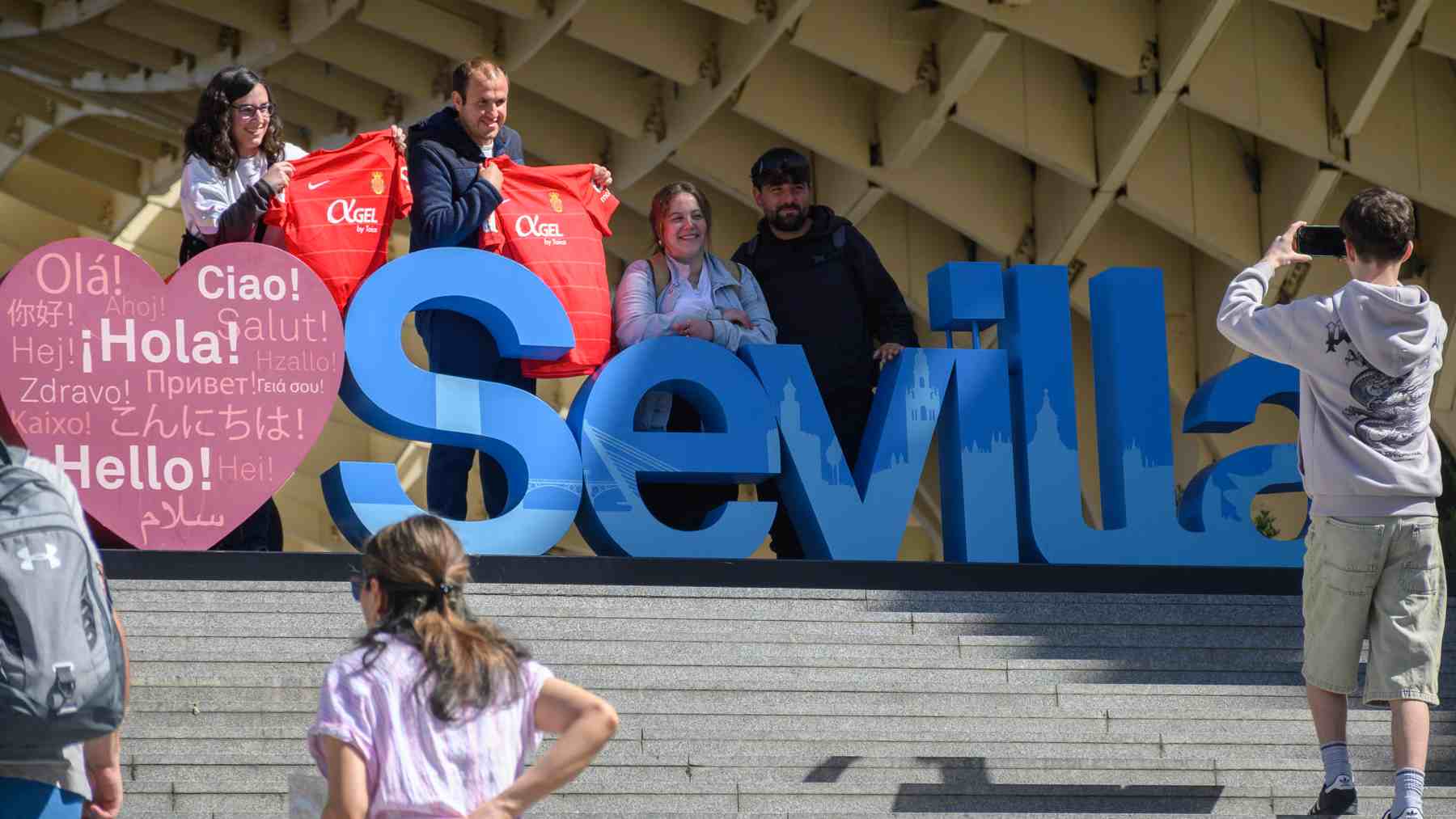 Aficionados del Mallorca se hacen fotos en Sevilla. EFE / Julio Muñoz