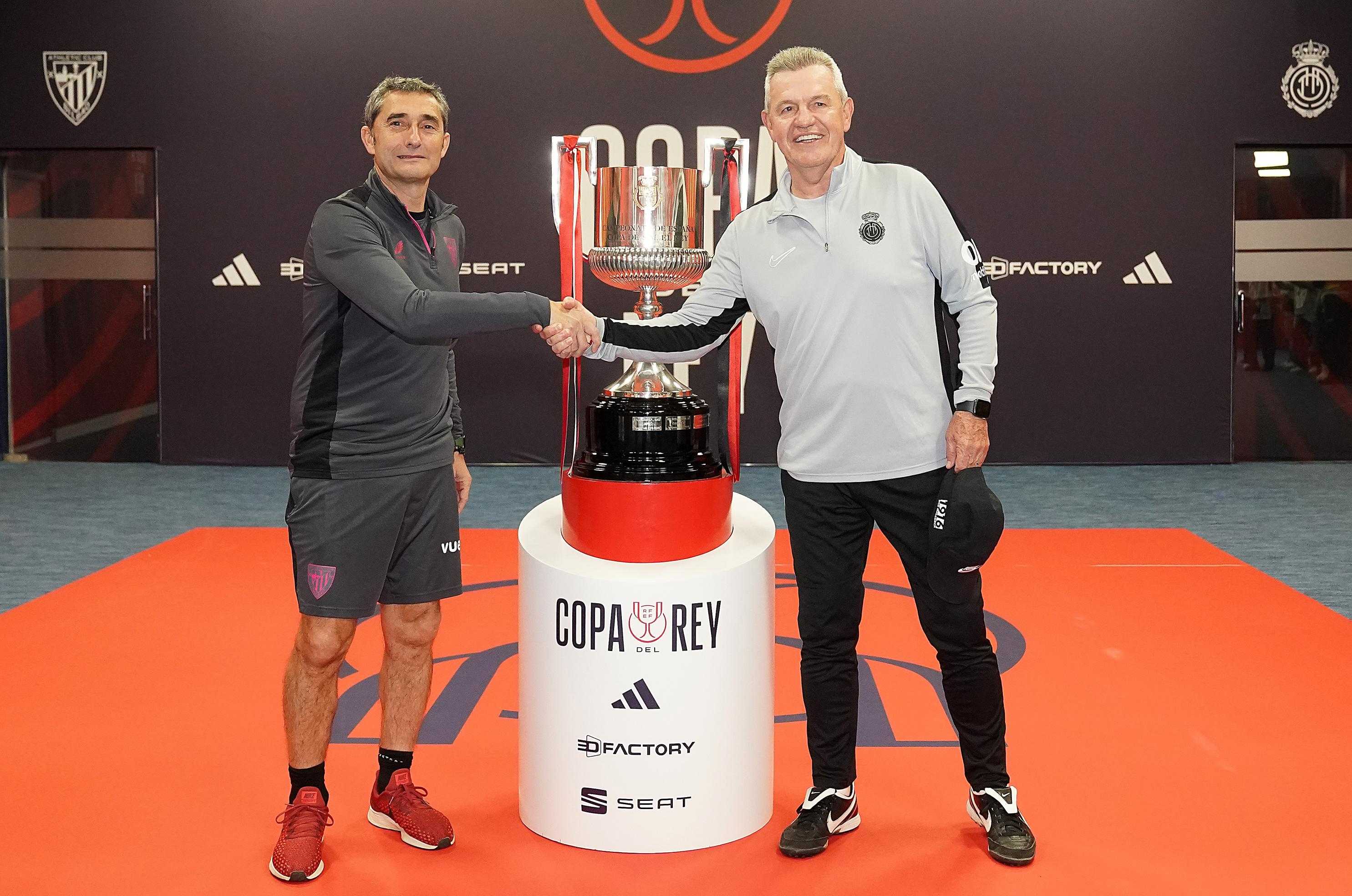 Valverde y Aguirre, con el trofeo.