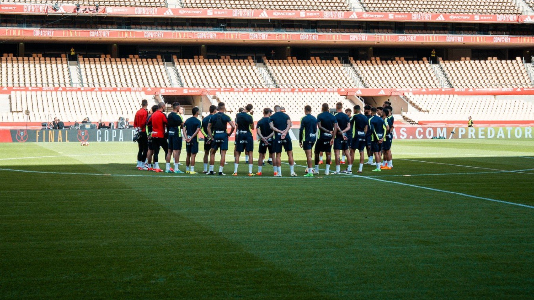 Aguirre, con los jugadores reunidos sobre el césped de La Cartuja.