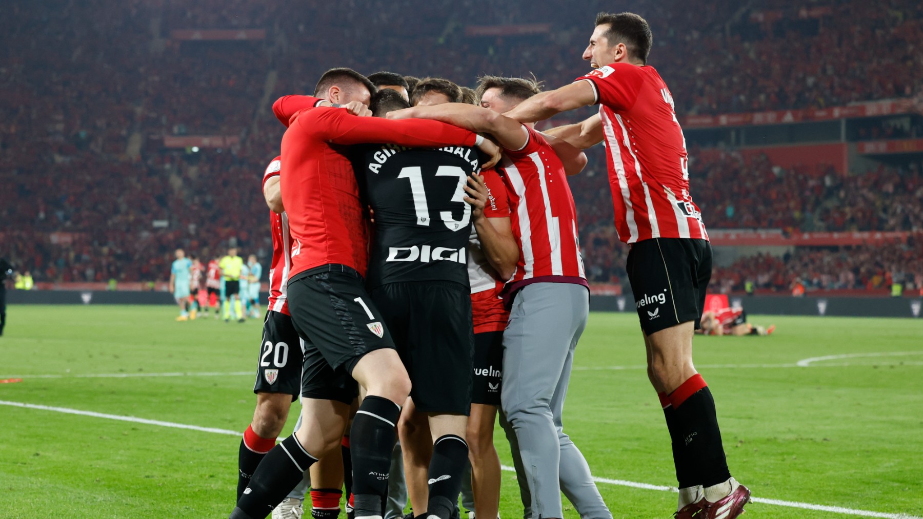 La alegría del Athletic tras ganar la final de Copa. (EFE)