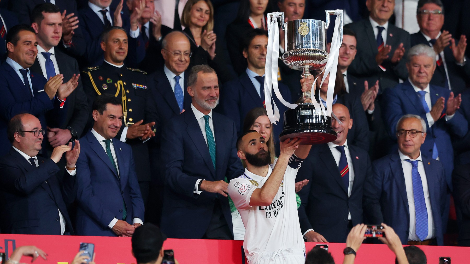 Benzema levanta el trofeo de campeón de la Copa del Rey. (Getty)