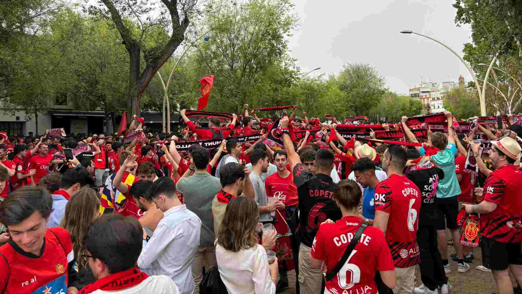 Aficionados del RCD Mallorca en el paseo de la Alameda de Hércules en Sevilla.