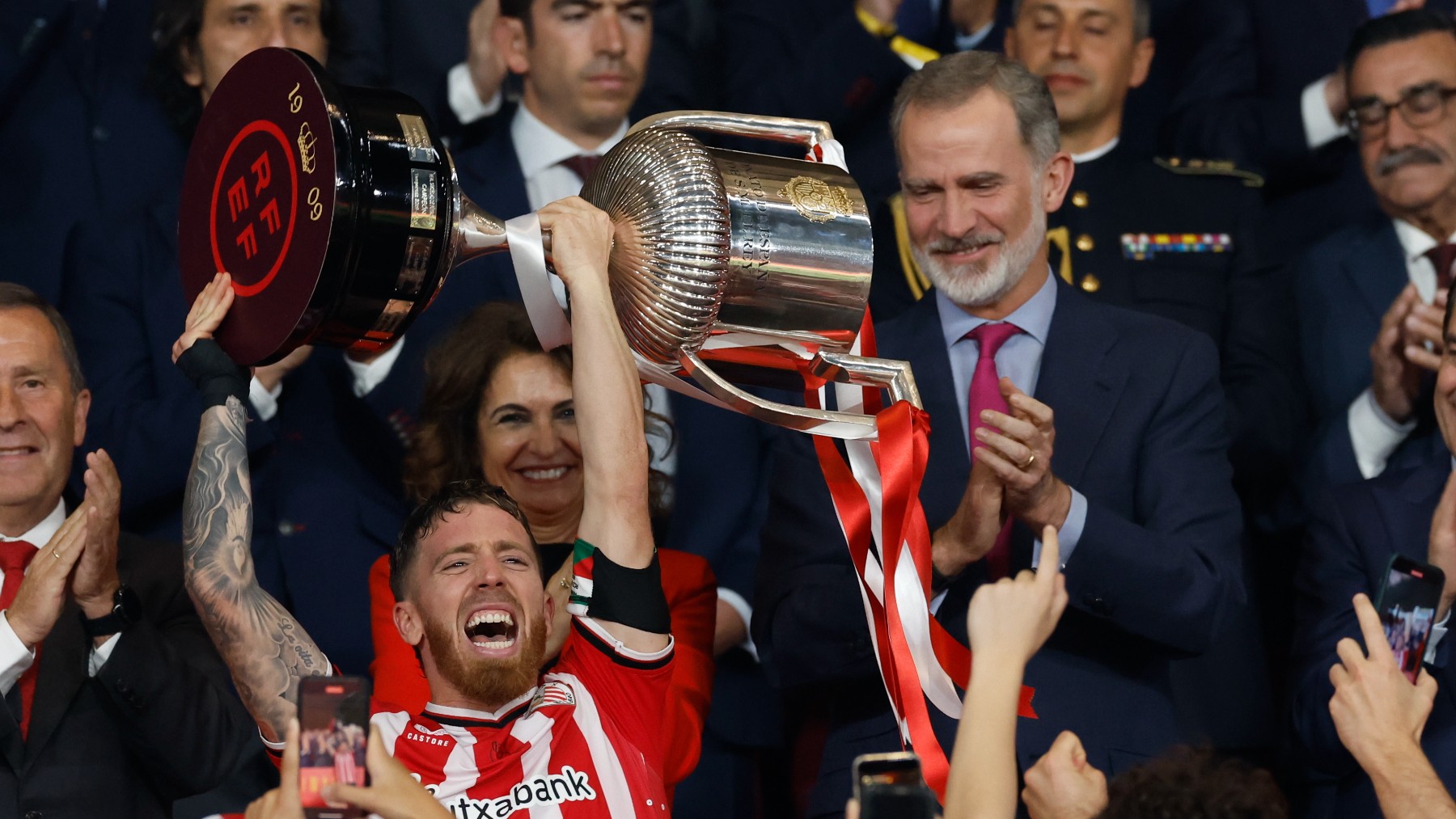 Muniain recibe el título de Copa de manos del Rey Felipe. (EFE)