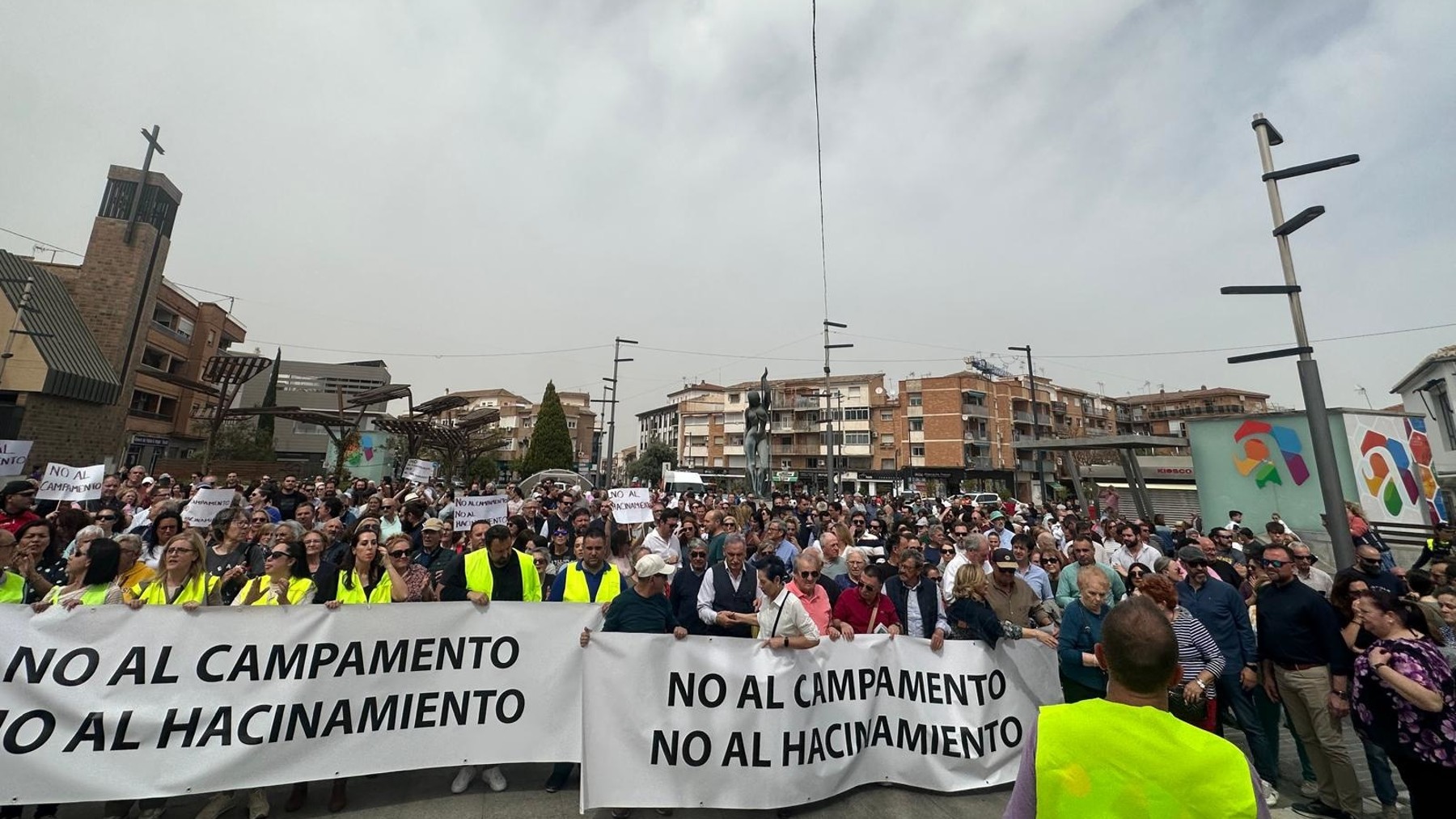 Nutrida manifestación en Alhendín contra el centro de migrantes de la Base Aérea de Granada.