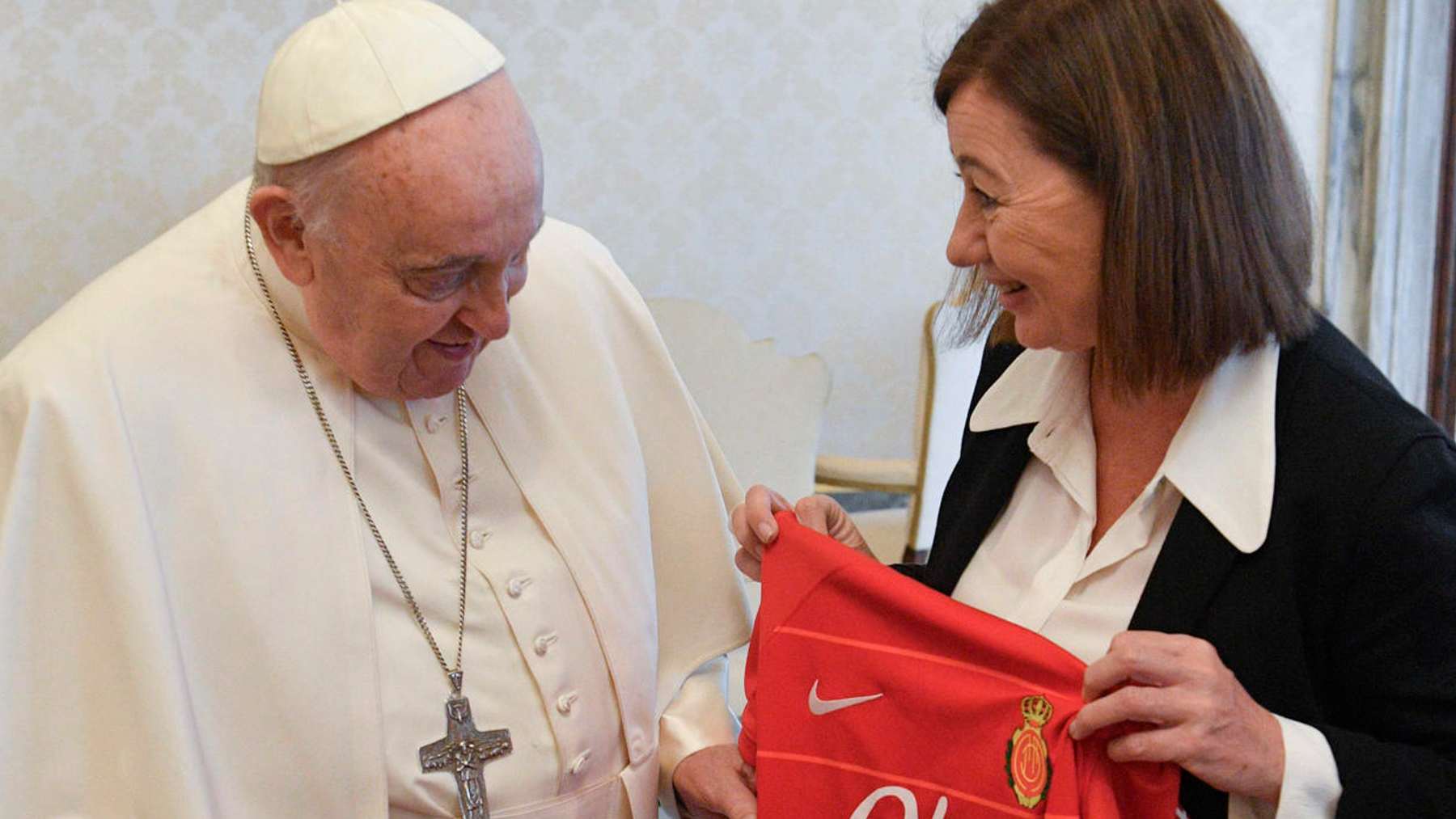 La presidenta del Congreso, Francina Armengol, le entrega al Papa Francisco una camiseta del RCD Mallorca.