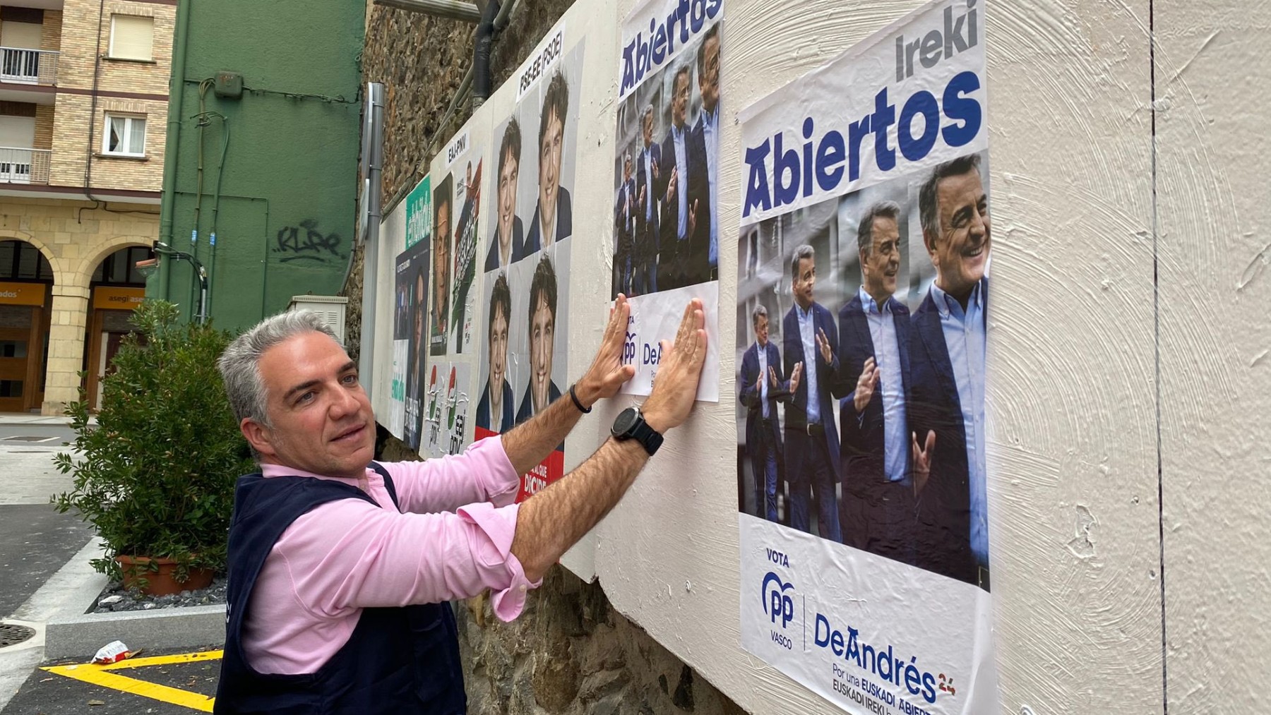 Bendodo pegando un cartel de Javier de Andrés. (Foto: PP)