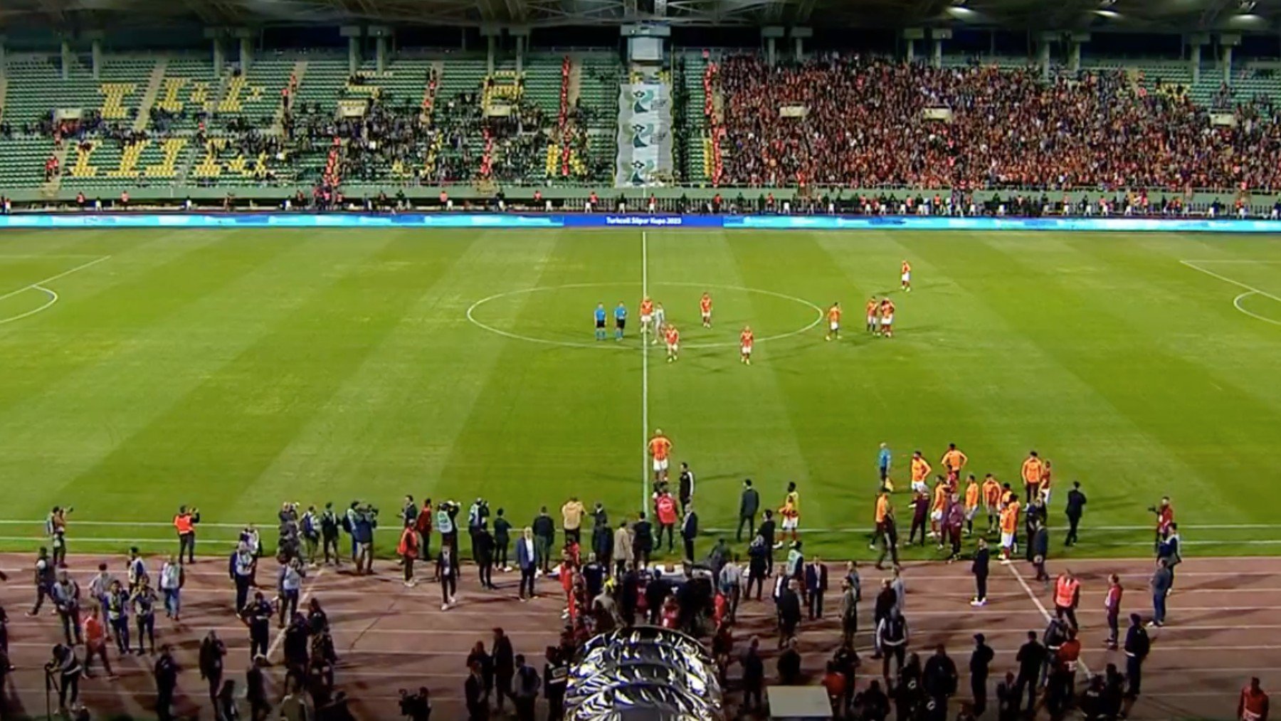 Los jugadores del Galatasaray, sobre el césped, tras la espantada del Fenerbahce.