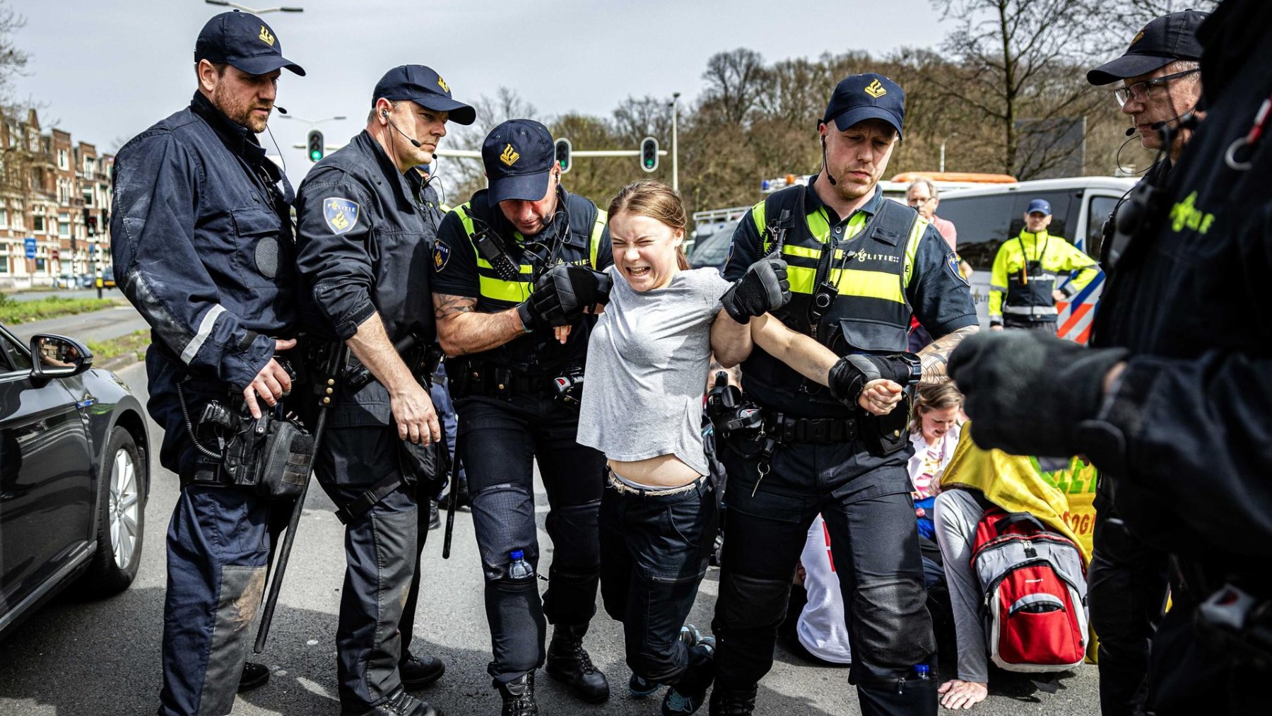 Momento en el que Greta Thunberg es llevada en volandas por la policía belga