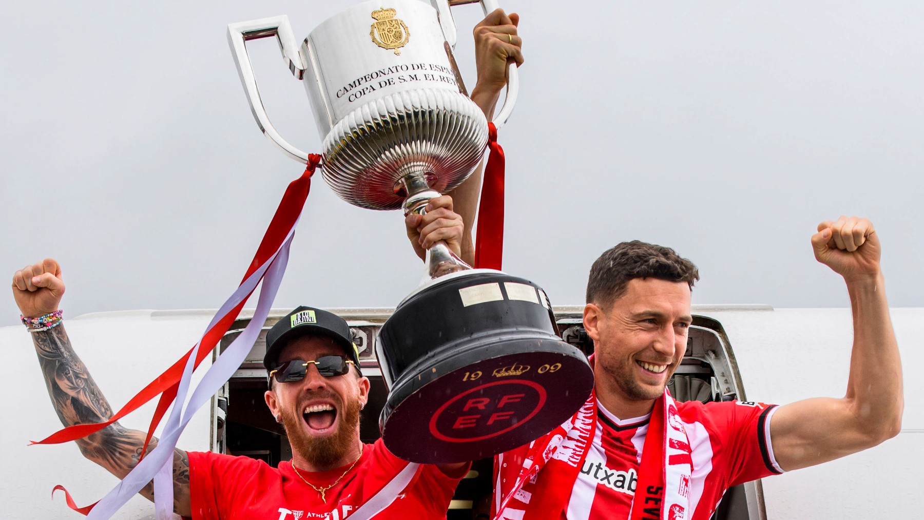Muniain y De Marcos con la Copa del Rey en Bilbao. (EFE)