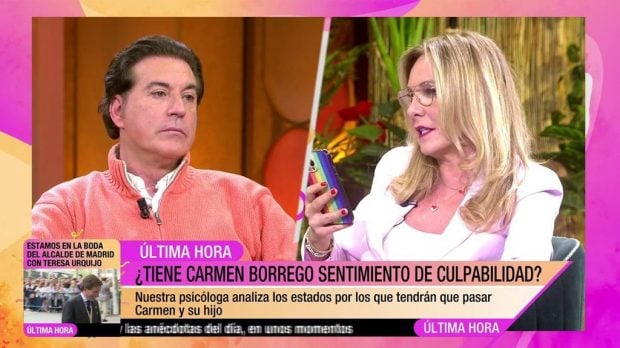 Belén Rodríguez lee en voz alta el mensaje de Carmen Borrego en Fiesta. (Mediaset)