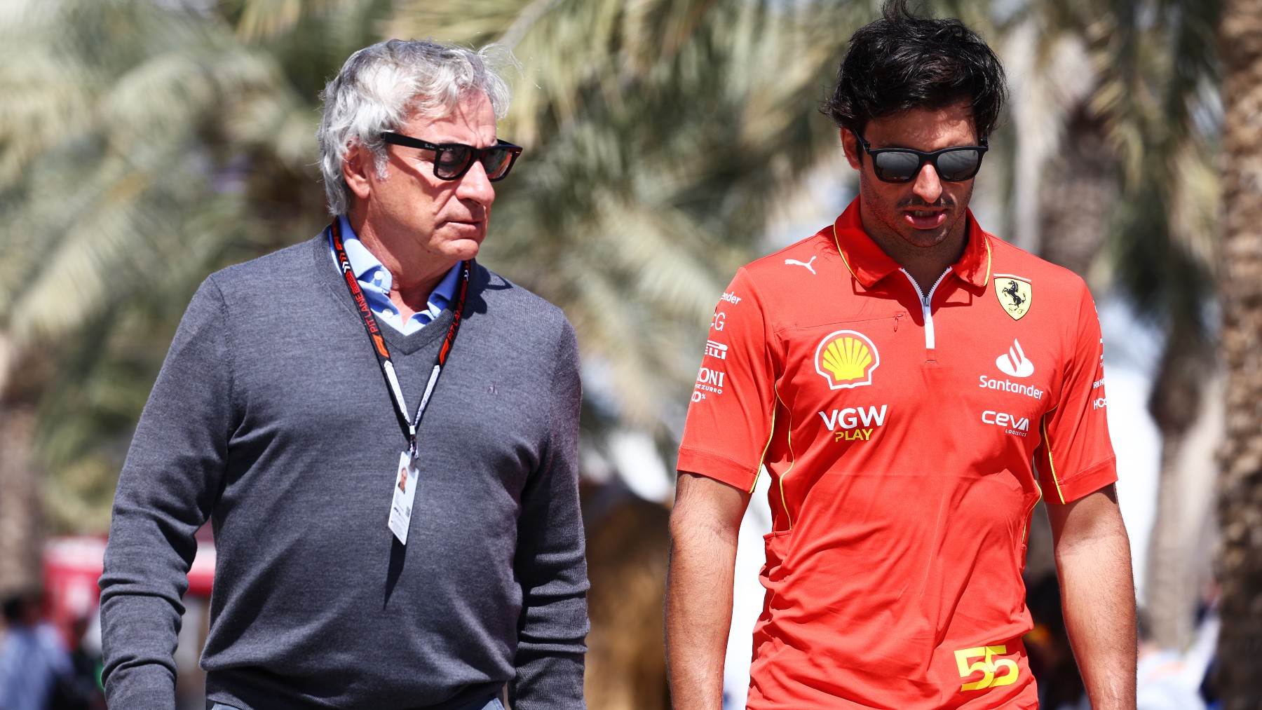 Carlos Sainz padre e hijo durante el GP de Bahrein de F1 este año. (Getty)