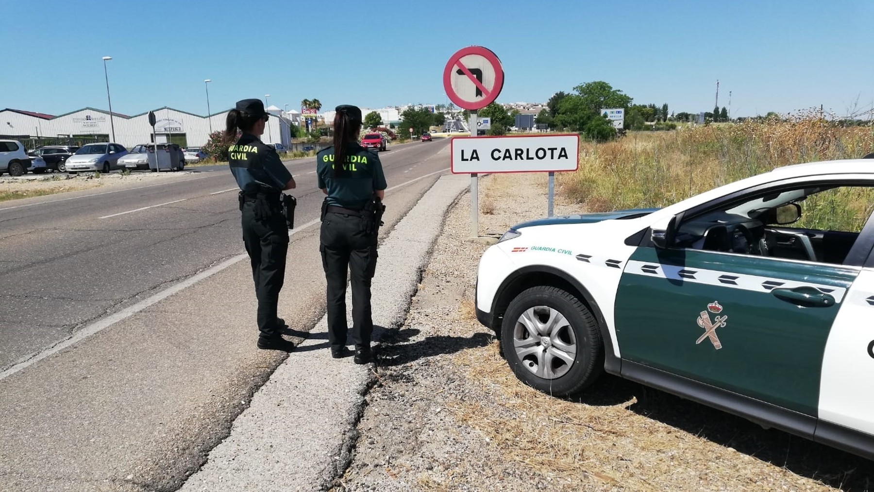 Agentes de la Guardia Civil en La Carlota, en Córdoba, donde la víctima estuvo de fiesta (GC).