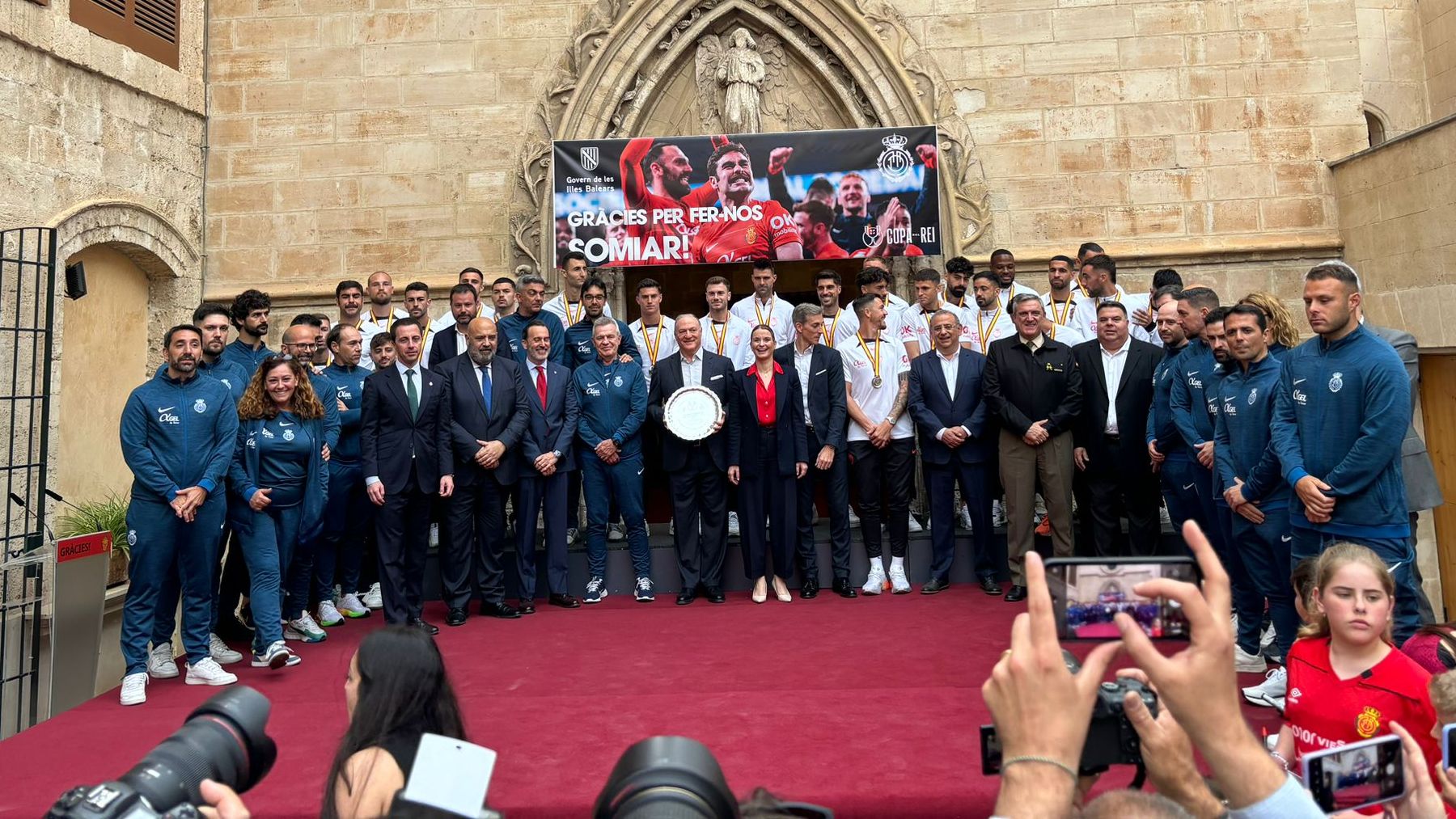 Marga Prohens y otras autoridades con los subcampeones de la Copa del Rey de Fútbol.