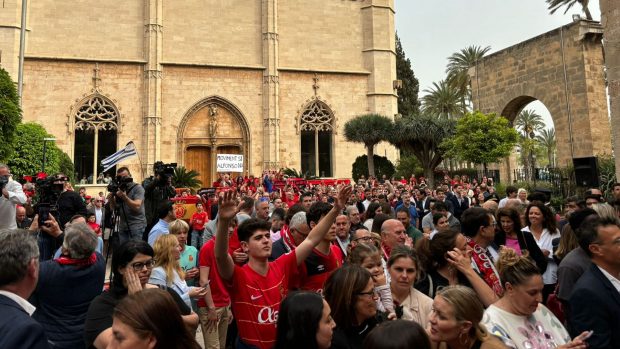 Aguirre, Abdón y Raíllo, los más aplaudidos en la recepción del Govern al Real Mallorca