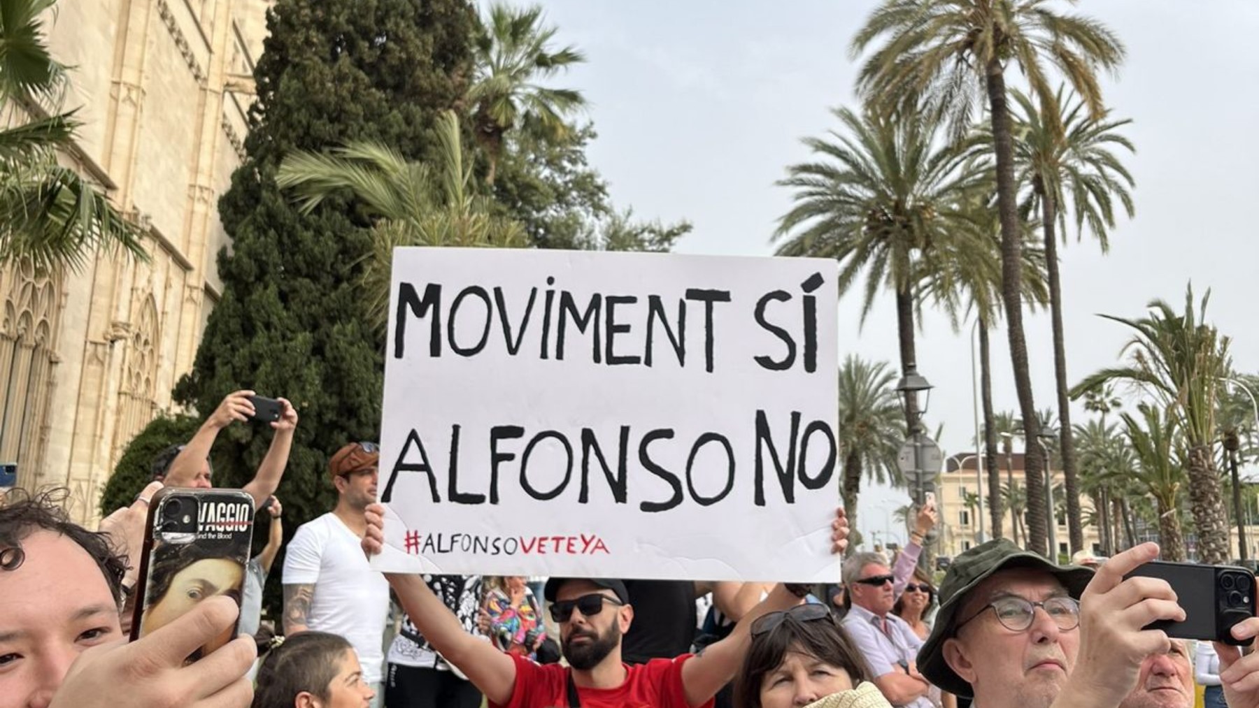 Pancarta mostrada hoy en el Consolat contra Alfonso Díaz.
