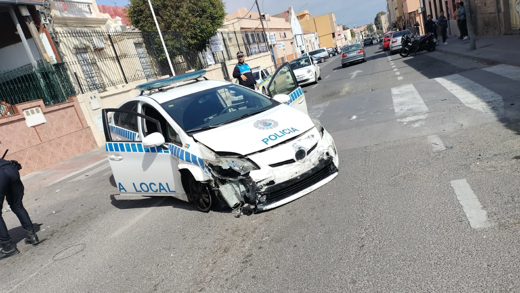Uno de los vehículos de la Policía destrozados en Melilla.