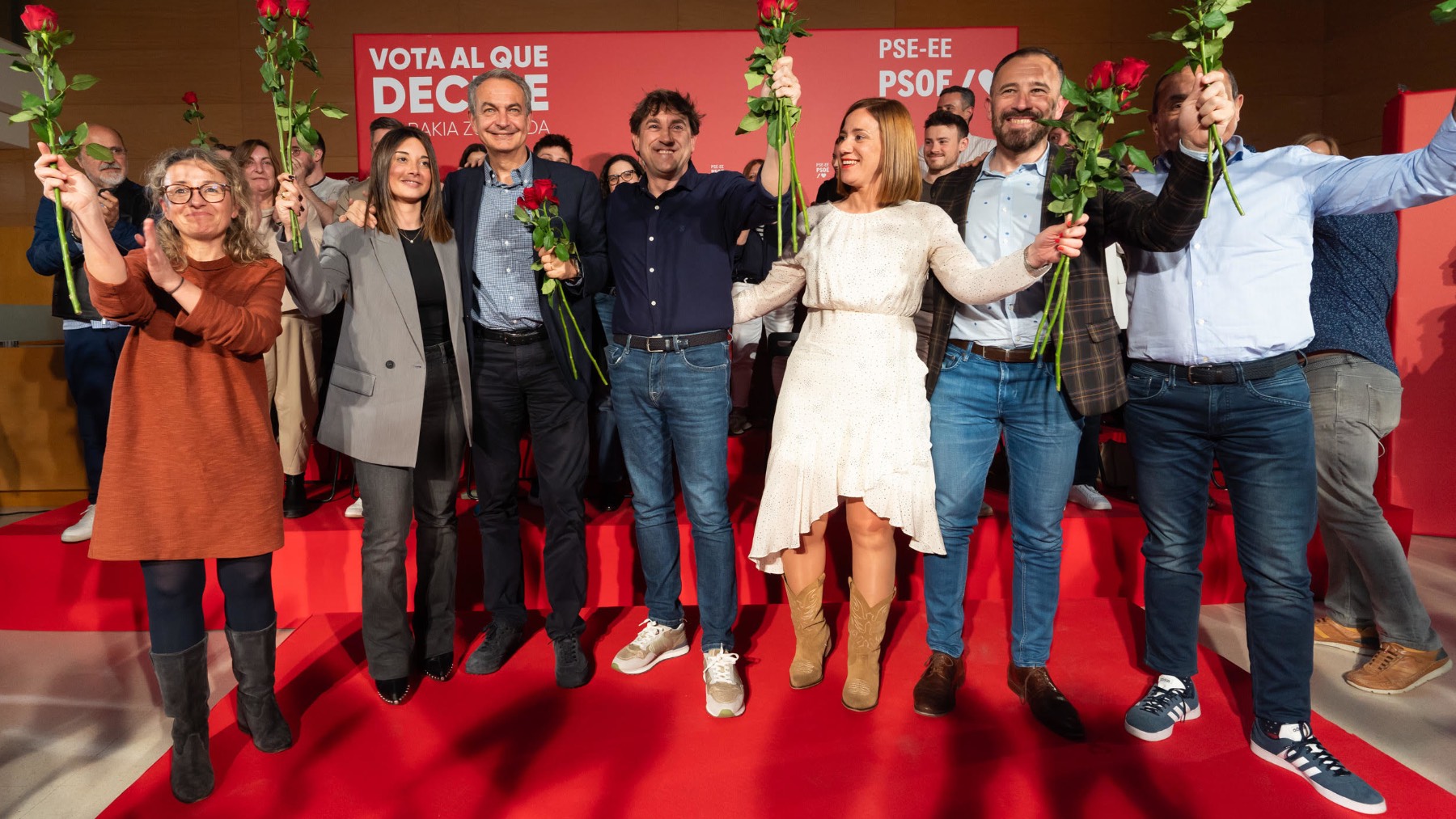 José Luis Rodríguez Zapatero, junto a Eneko Andueza, en un mitin del PSOE.