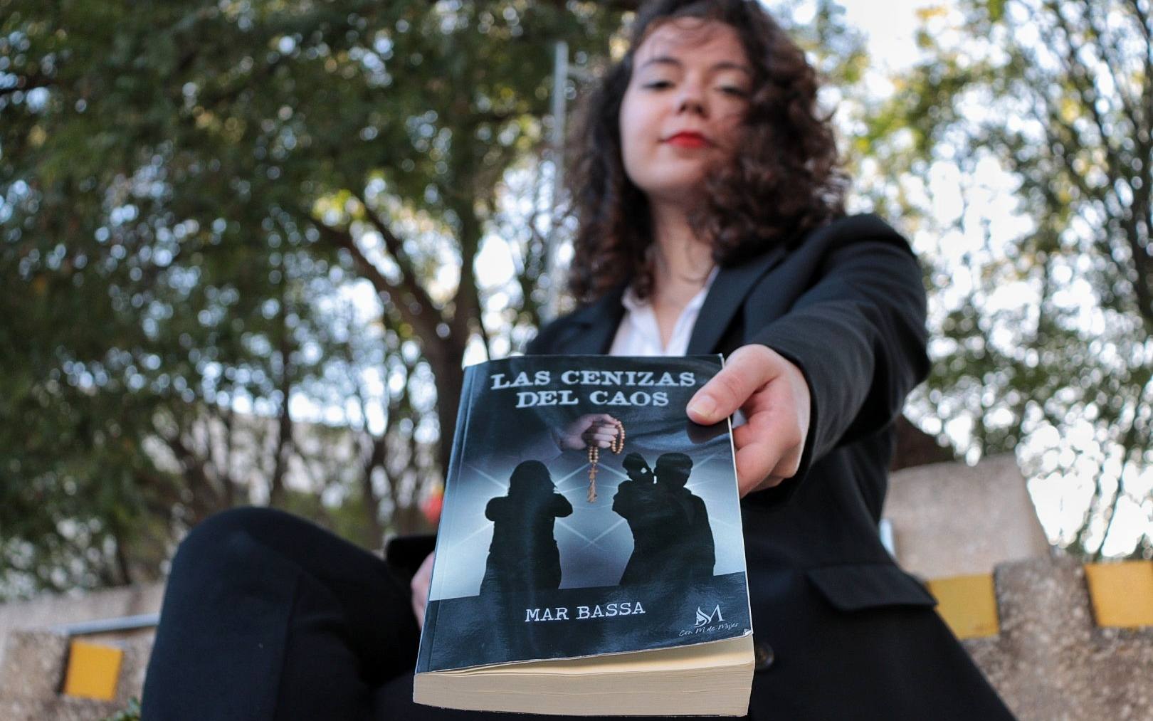 La periodista Mar Bassa y su libro ‘Las cenizas del caos’.