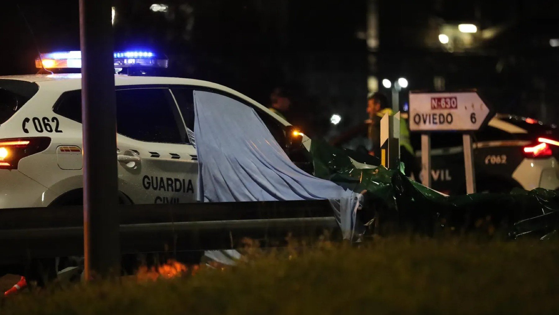 La Guardia Civil custodia el cadáver del padre decapitado por su hijo en Oviedo.