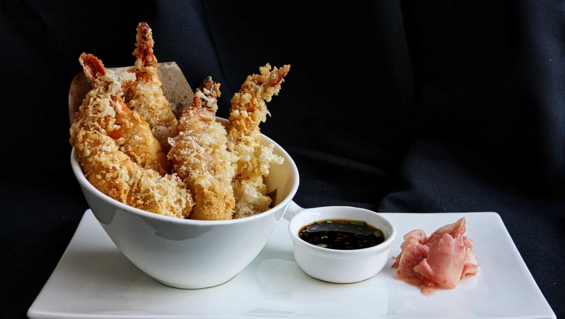 Langostinos en tempura con salsa de maracuyá.