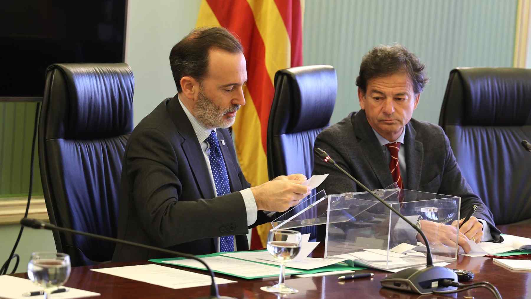 Gabriel Le Senne lee una papeleta durante la constitución de la comisión de investigación por el caso Koldo. ISAAC BUJ/EUROPA PRESS