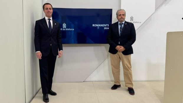 Llorenç Galmés y Rafael Bosch presentan las nuevas inversiones del Consell de Mallorca.