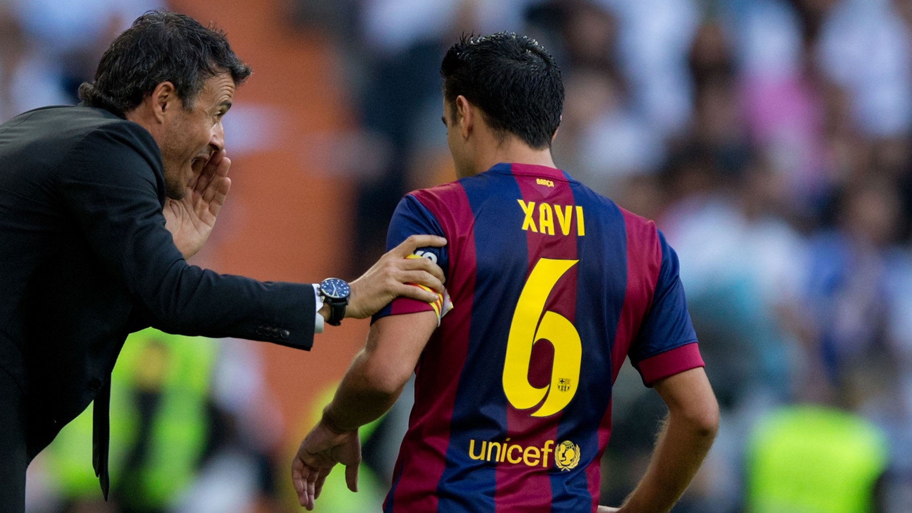 Luis Enrique da órdenes a Xavi en un partido del Barcelona. (Getty)