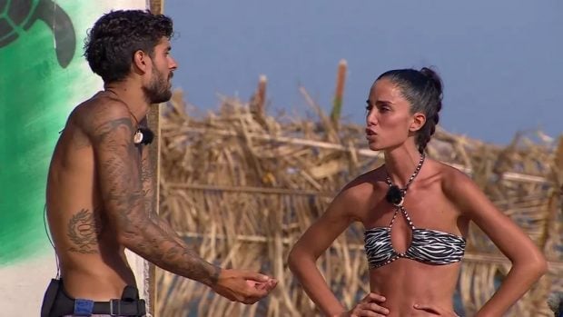 Mario intenta convencer a Claudia para que disfrute de la recompensa en Supervivientes 2024. (Mediaset)