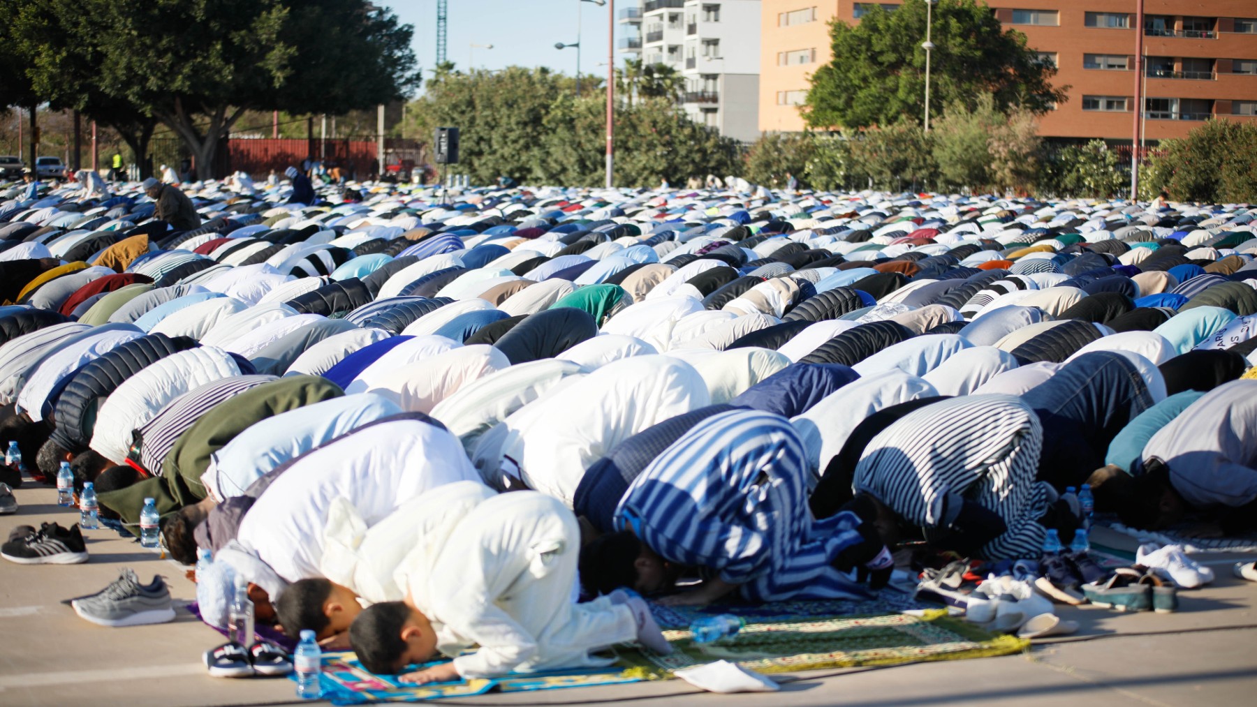 Miles de musulmanes rezan en Almería este miércoles, 10 de abril.