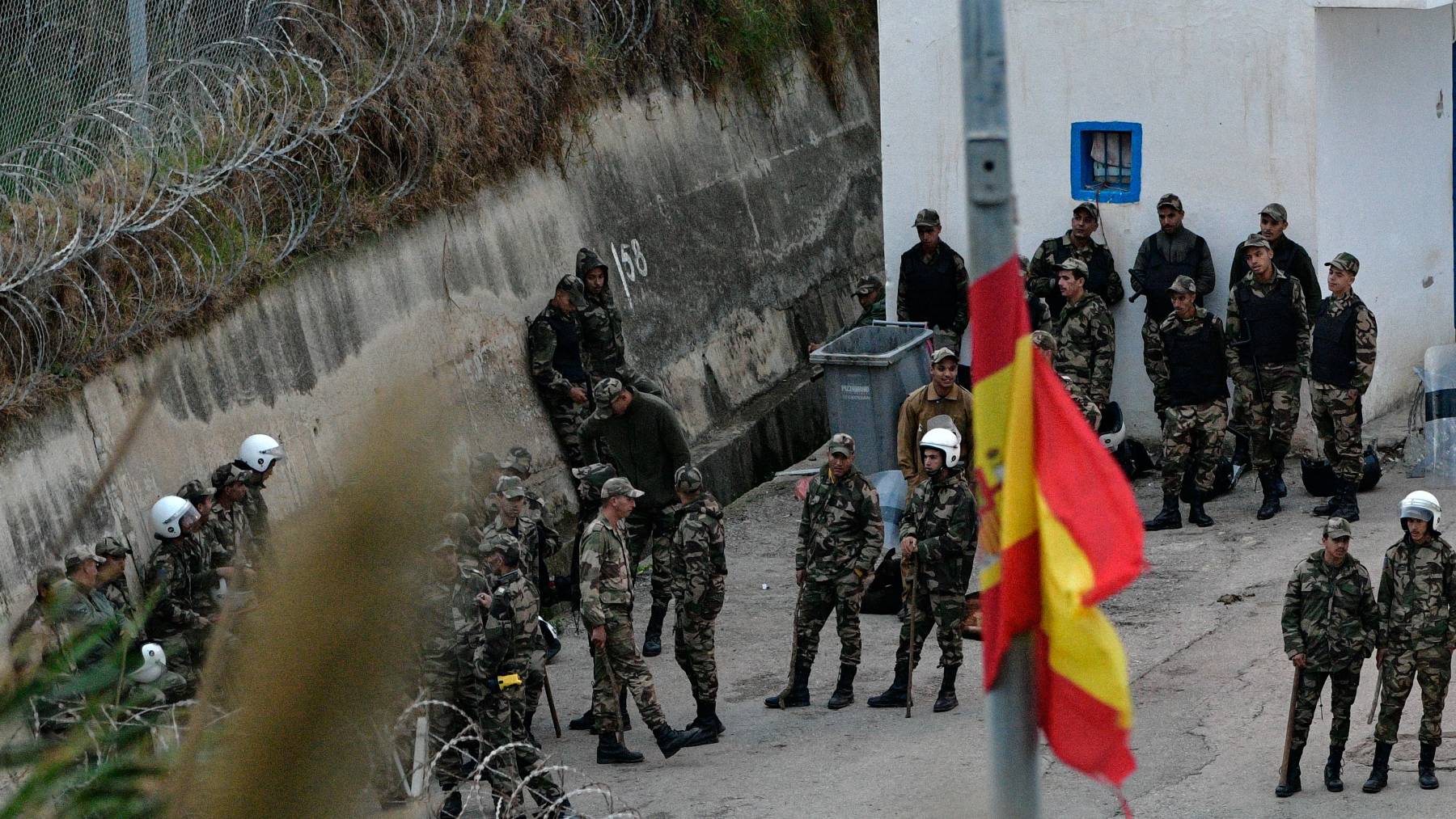 Militares españoles vigilan el paso fronterizo de la barriada de Benzu.