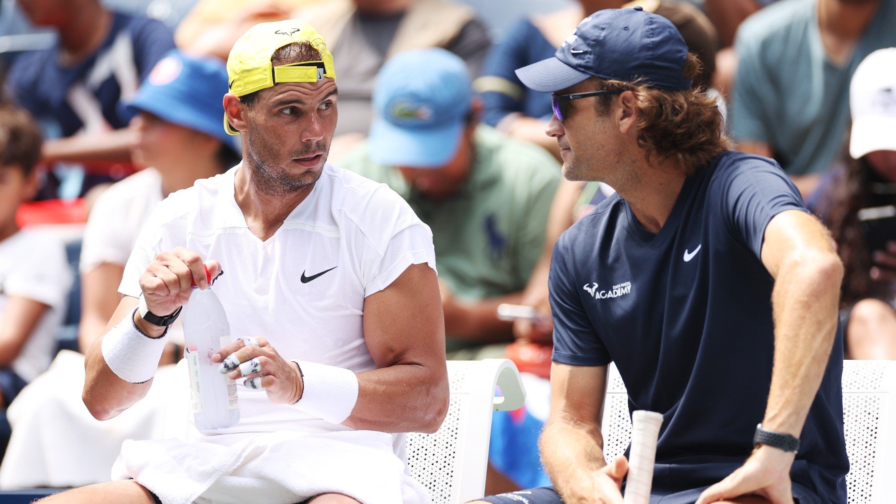 Rafa Nadal charla con Carlos Moyá durante un entrenamiento en el US Open. (Getty)