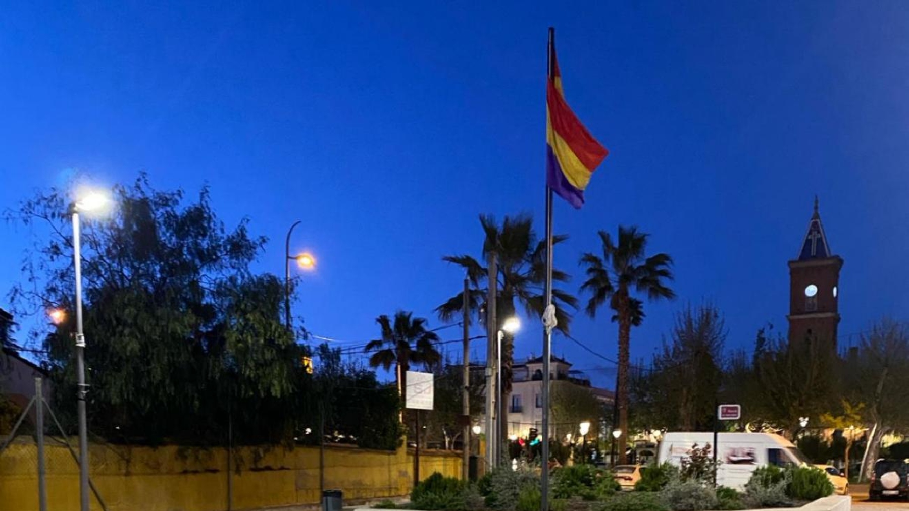 Bandera republicana izada en la plaza principal de Peñarroya-Pueblonuevo.