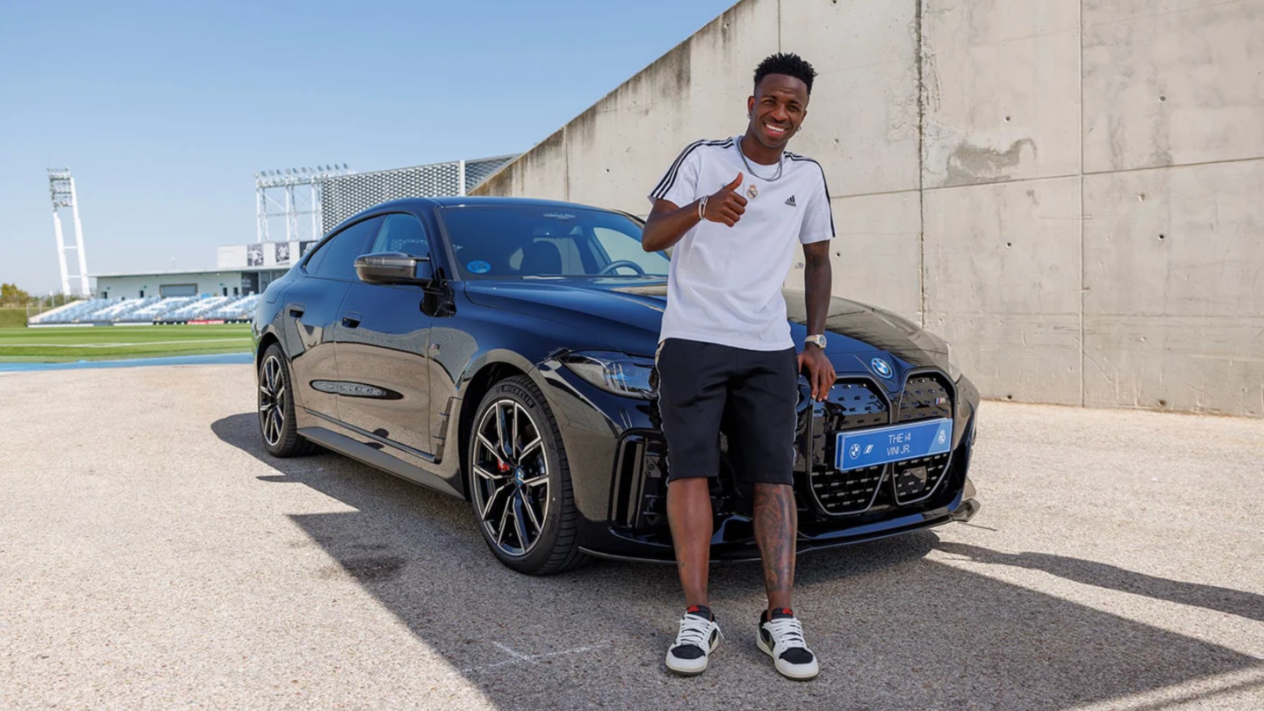 Vinicius, con su BMW. (Realmadrid.com)