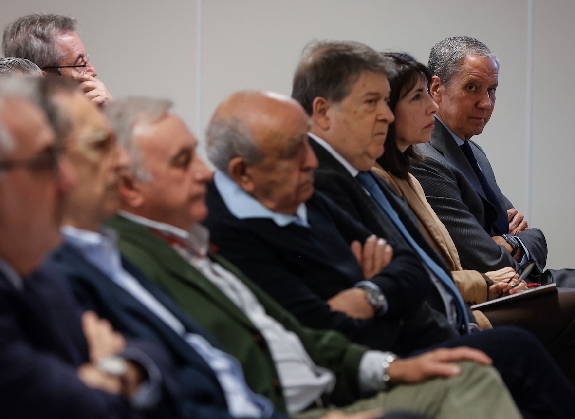 Eduardo Zaplana, al fondo, en una de las sesiones del juicio del ‘caso Erial’. (EUROPA PRESS)