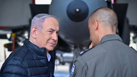 El primer ministro israelí, Benjamín Netanyahu, visita la base aérea de Tel Nof. (Efe)