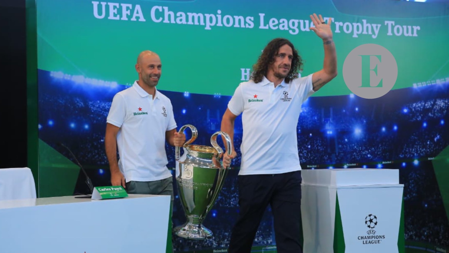 Puyol y Mascherano con el trofeo europeo en Colombia