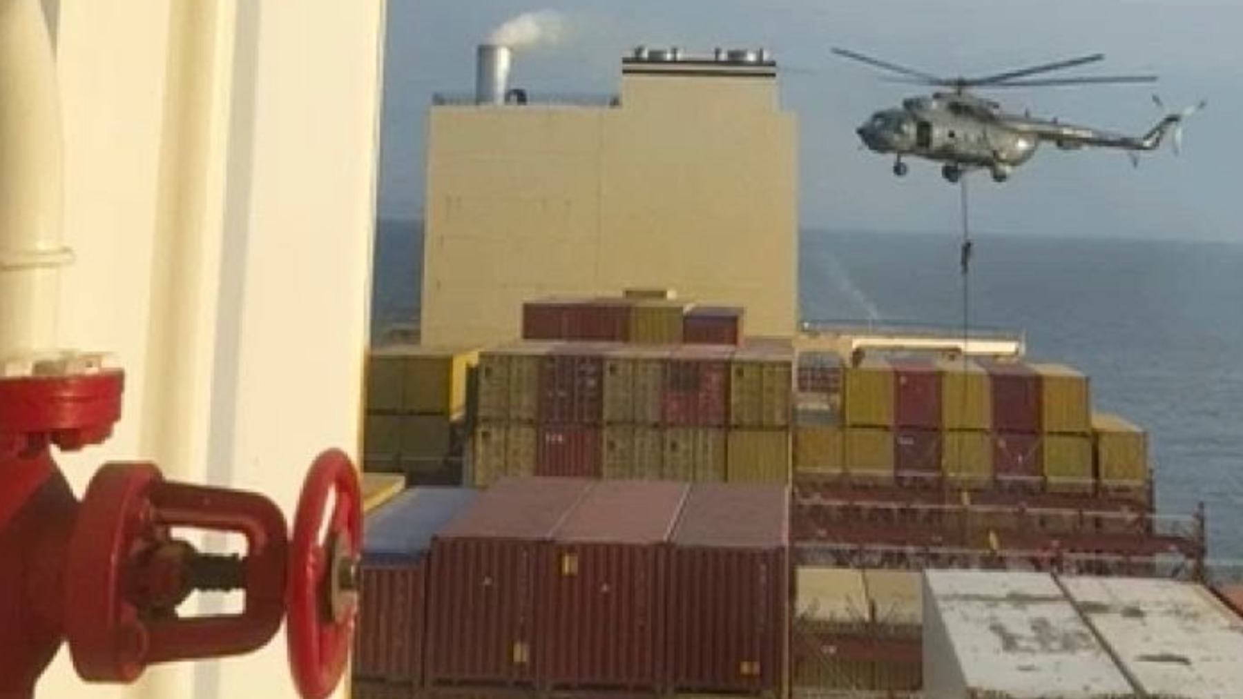 El helicóptero iraní aterrizando en el buque.
