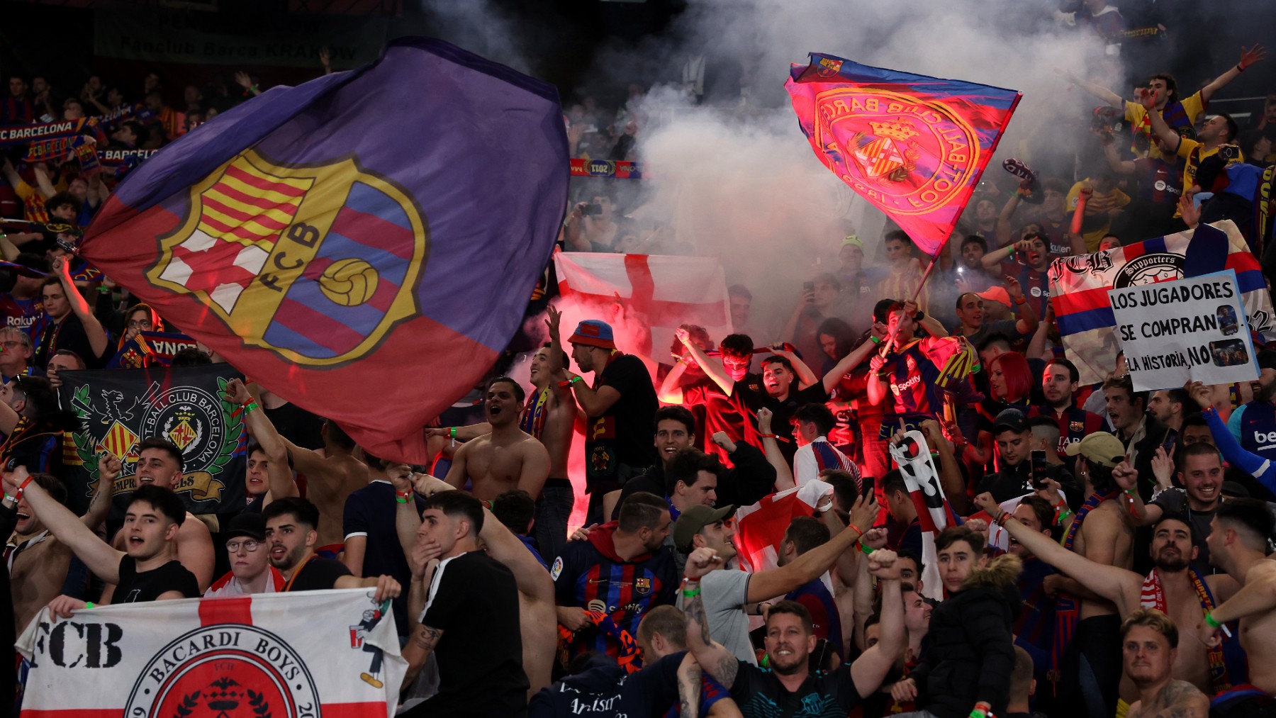 La afición del Barcelona en el Parque de los Príncipes. (Getty)