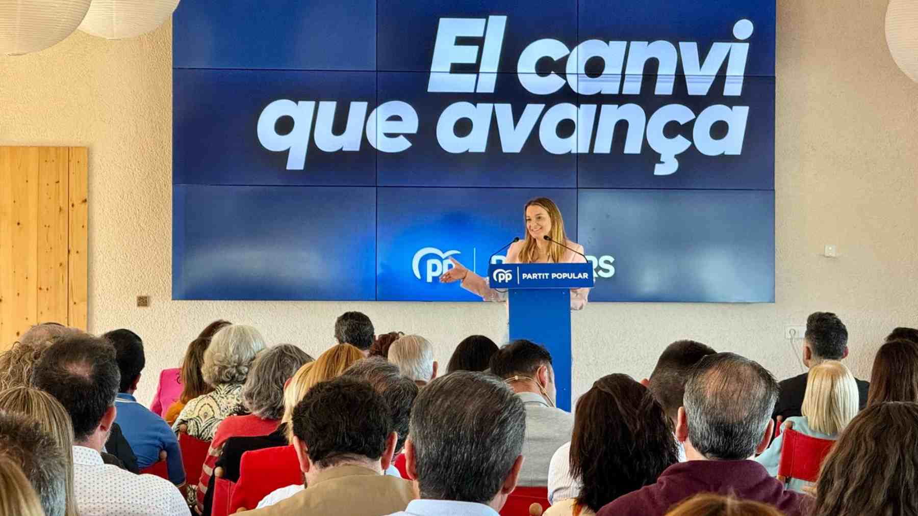 La presidenta del Govern, Marga Prohens, en el foro sanitario celebrado hoy por el PP en Palma.